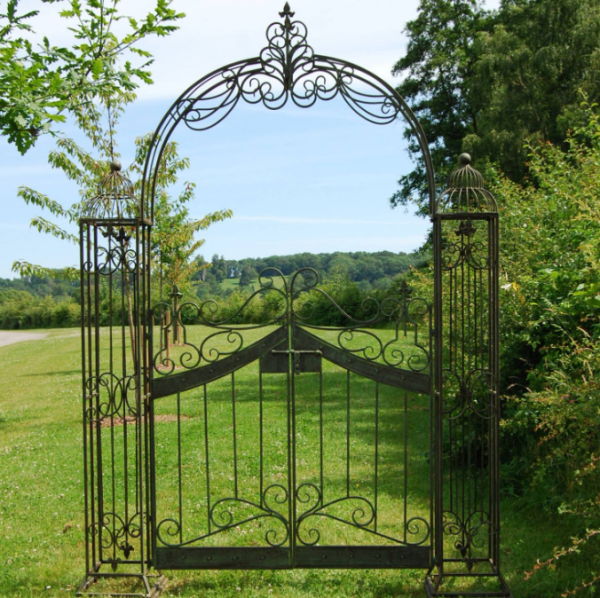 Gerbang besi dengan ornamen klasik